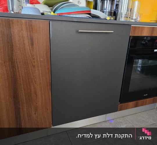 מטבח עם כלים על השיש ומכשירי חשמל.